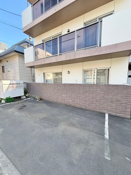 物件外観写真4　(駐車場)