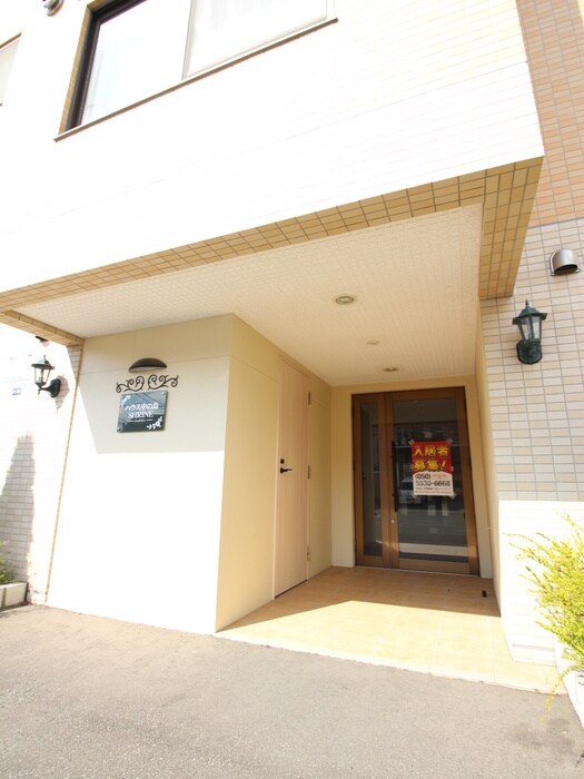 物件外観写真3　(エントランス部分)