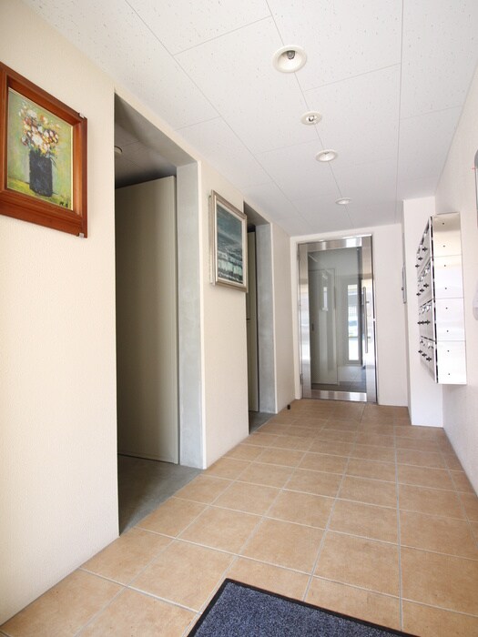 物件外観写真5　(エントランス部分)