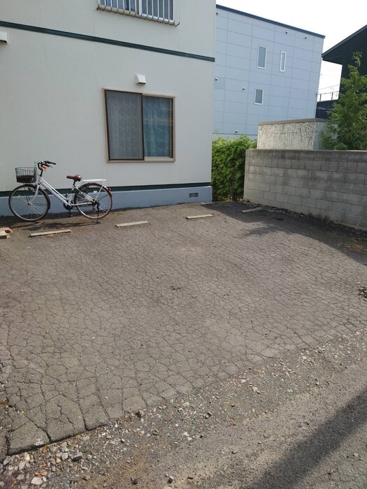 物件外観写真3　(駐車場)
