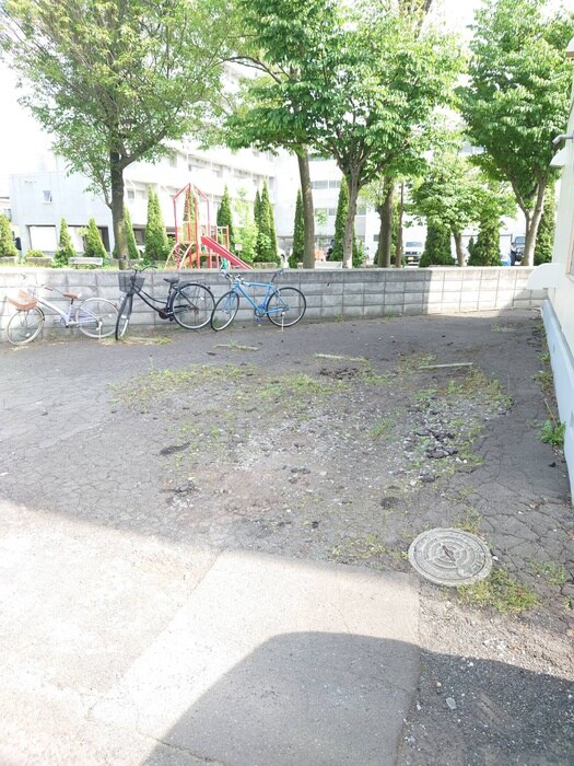 物件外観写真4　(駐車場)