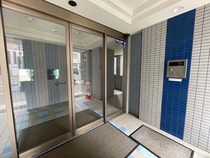 物件外観写真4　(エントランス部分)