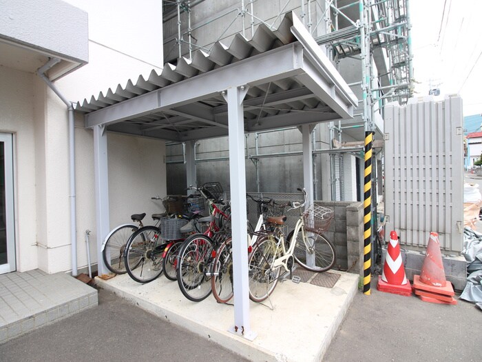 物件外観写真4　(駐輪場)