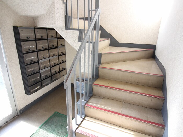 物件外観写真6　(エントランス部分)