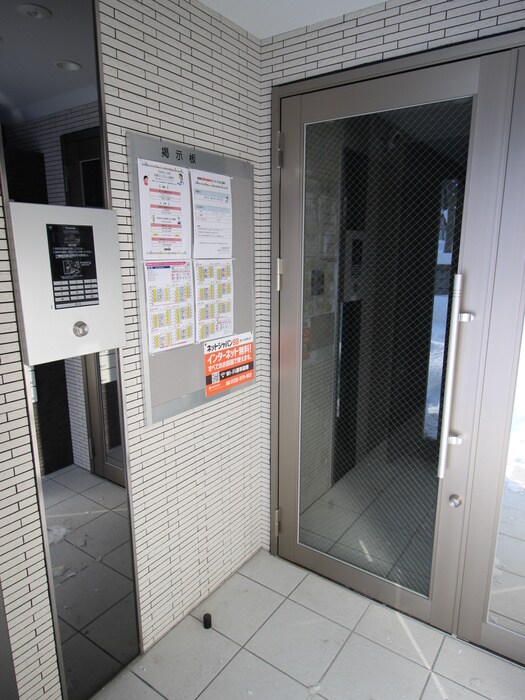物件外観写真5　(エントランス部分)