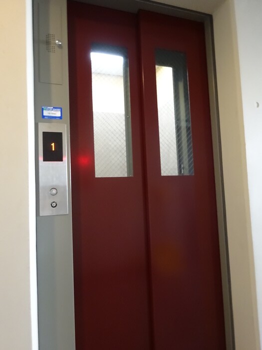 物件外観写真6　(エントランス部分)