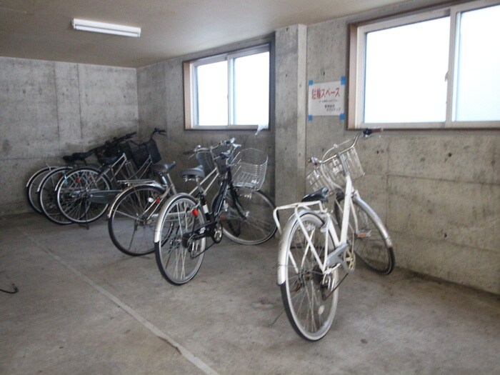 物件外観写真4　(駐輪場)