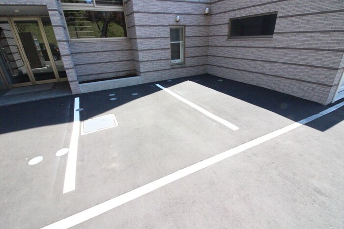 物件外観写真4　(駐車場)