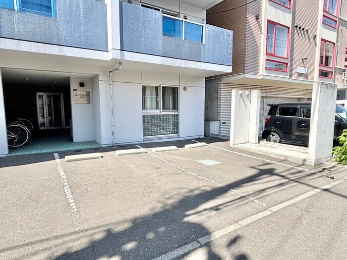 物件外観写真4　(駐車場)