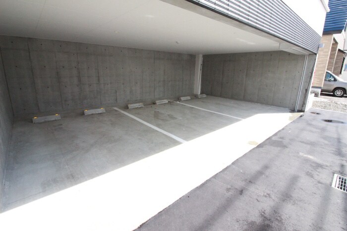 物件外観写真3　(駐車場)