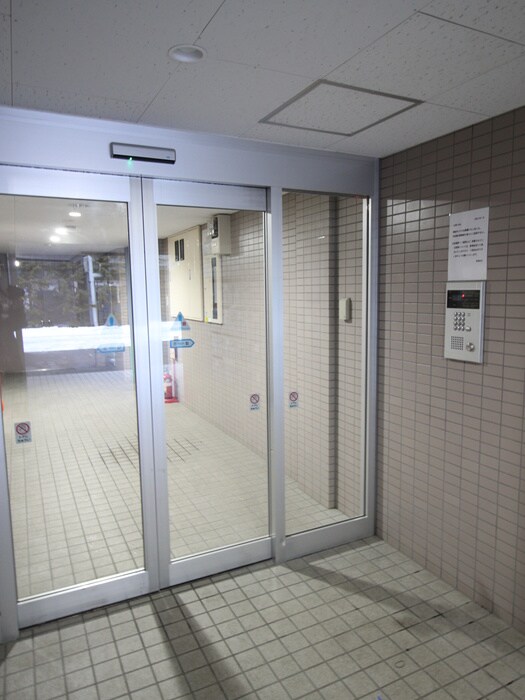 物件外観写真6　(エントランス部分)