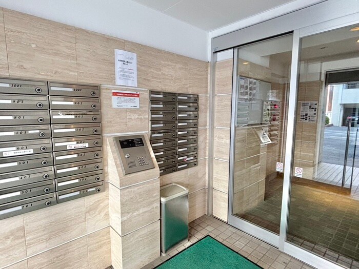 物件外観写真3　(エントランス部分)