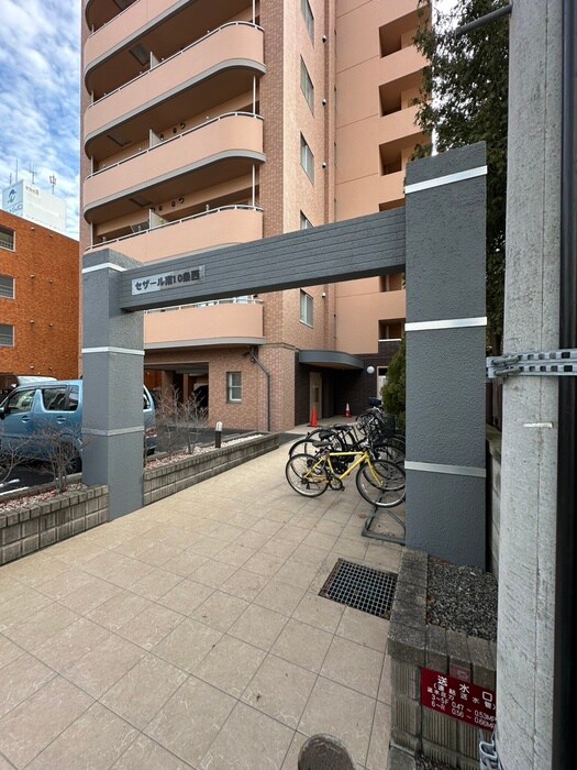 物件外観写真2　(エントランス部分)