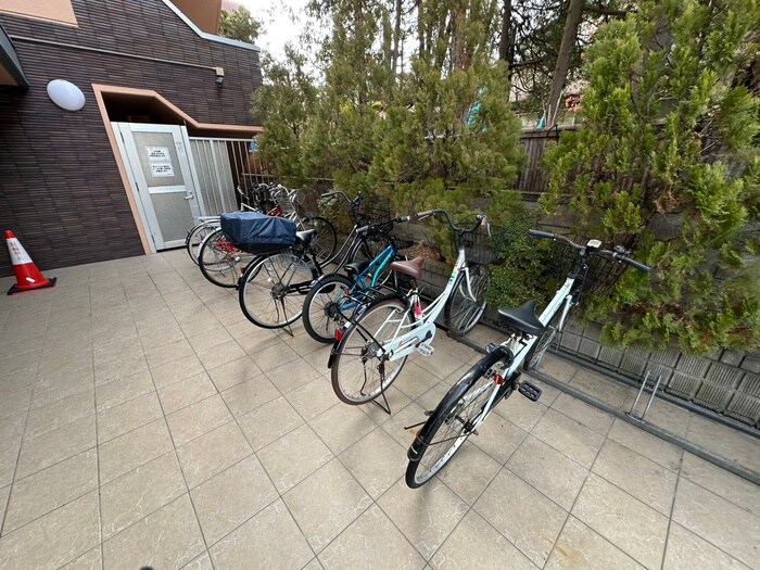 物件外観写真4　(駐輪場)