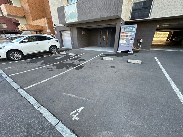 物件外観写真3　(駐車場)