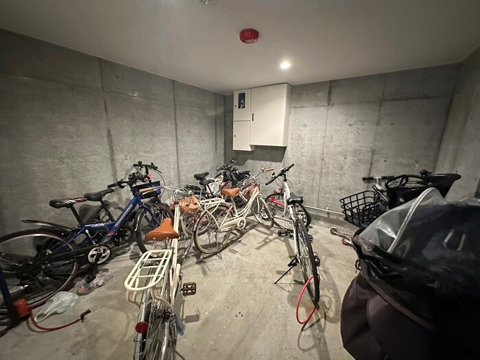 物件外観写真4　(駐輪場)