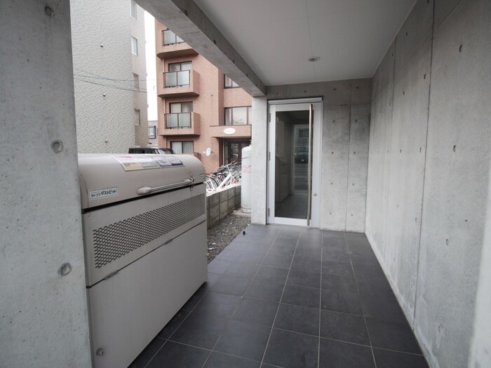 物件外観写真4　(エントランス部分)