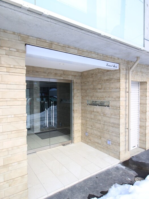 物件外観写真3　(エントランス部分)