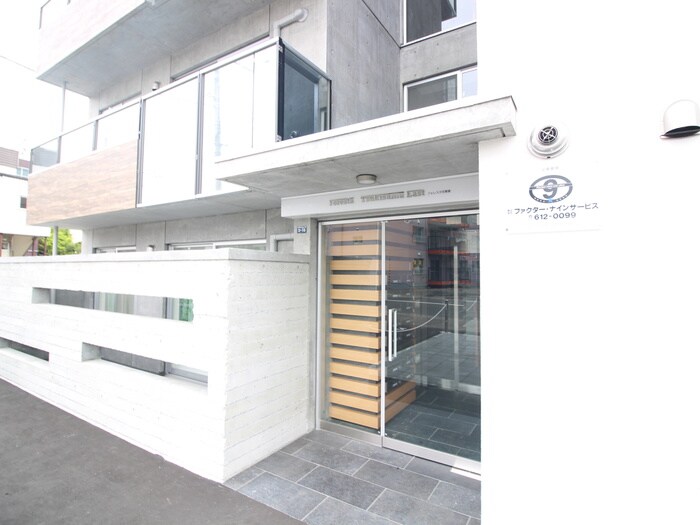 物件外観写真4　(エントランス部分)