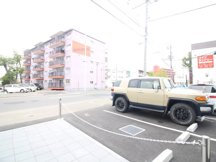 物件外観写真6　(駐車場)