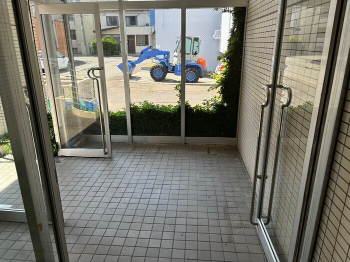 物件外観写真6　(エントランス部分)