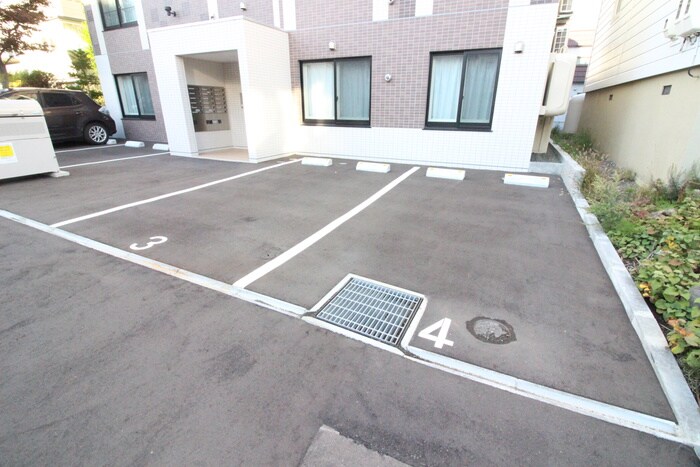 物件外観写真4　(駐車場)