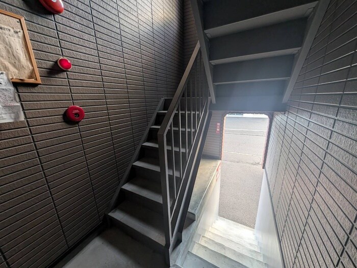 物件外観写真6　(エントランス部分)