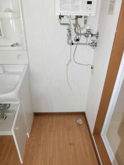 物件内観写真6　(洗濯機置場)