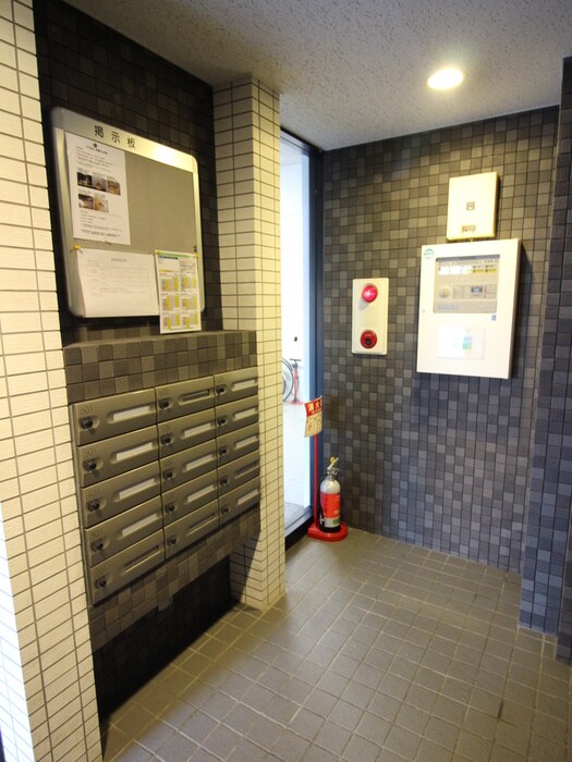 物件外観写真4　(エントランス部分)