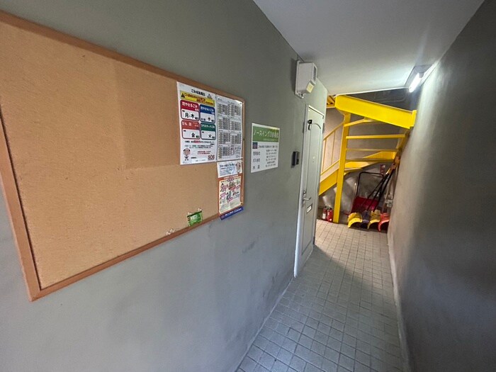 物件外観写真3　(エントランス部分)