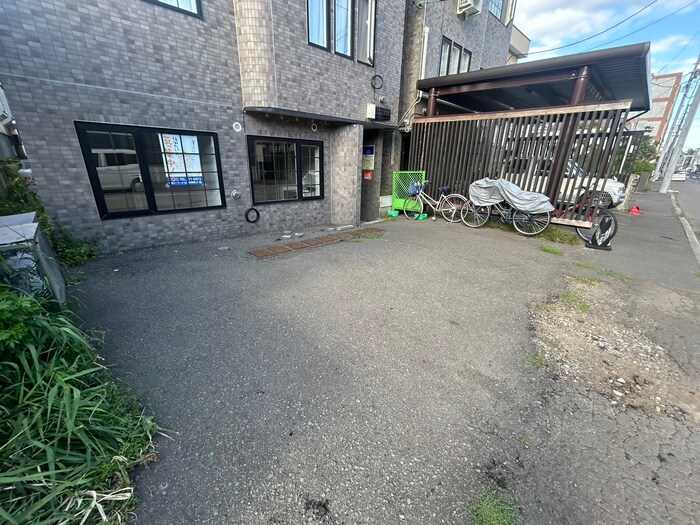 物件外観写真5　(駐車場)