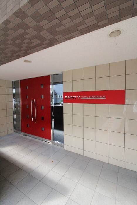 物件外観写真3　(エントランス部分)