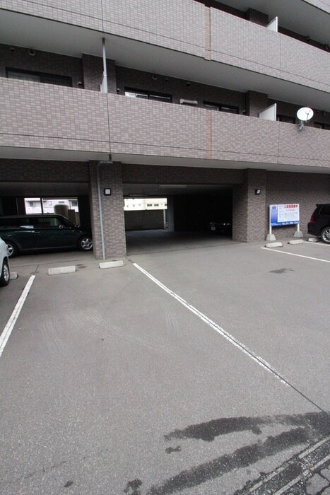 物件外観写真5　(駐車場)