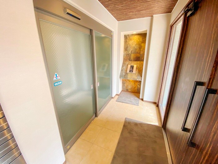 物件外観写真4　(エントランス部分)