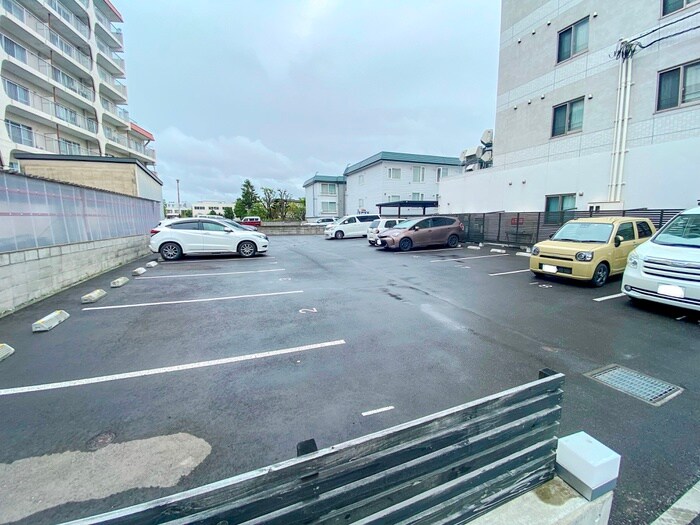 物件外観写真6　(駐車場)