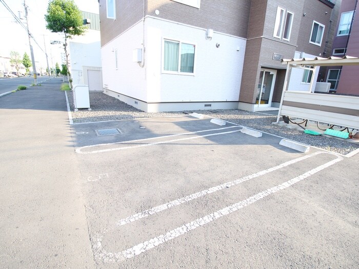 物件外観写真6　(駐車場)