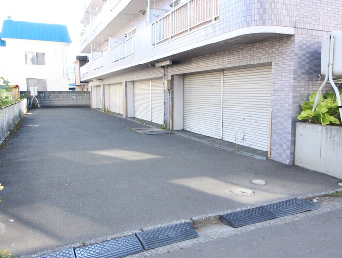 物件外観写真6　(駐車場)