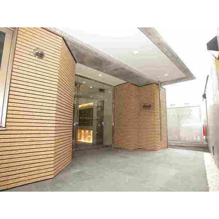 物件外観写真2　(エントランス部分)