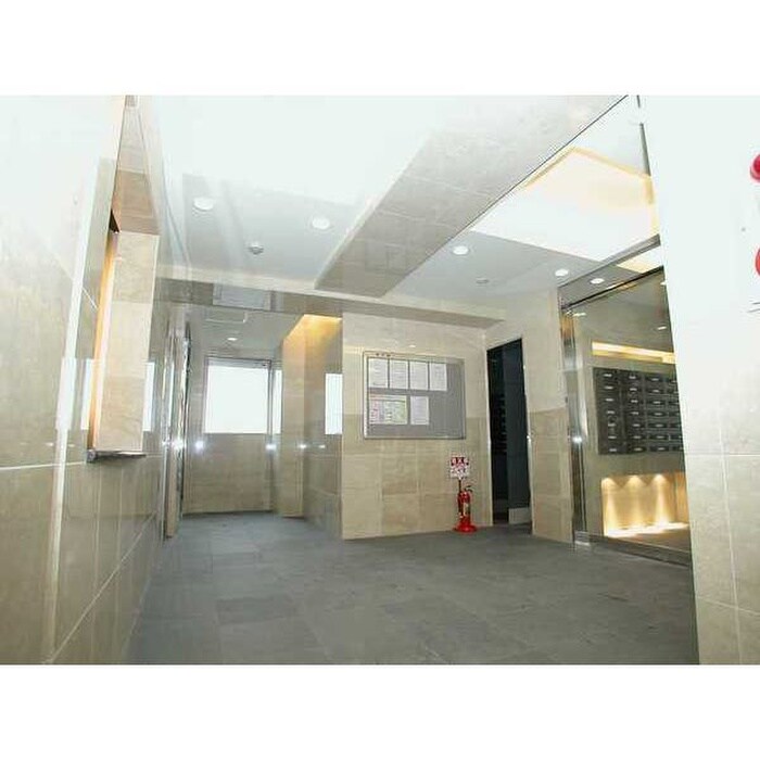 物件外観写真4　(エントランス部分)