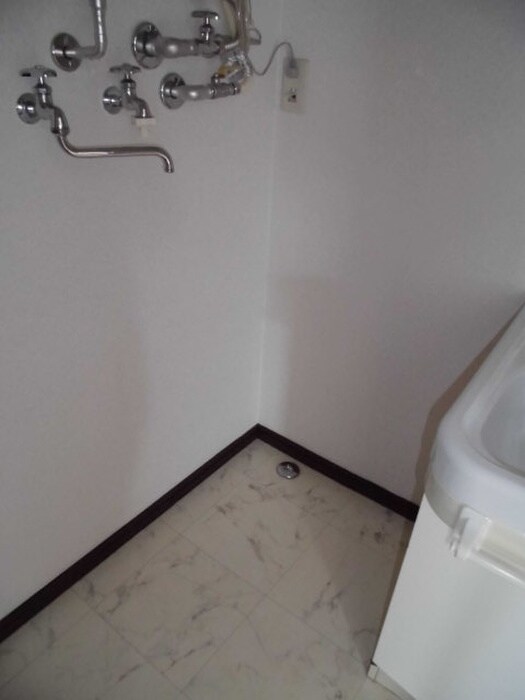 物件内観写真10　(洗濯機置場)