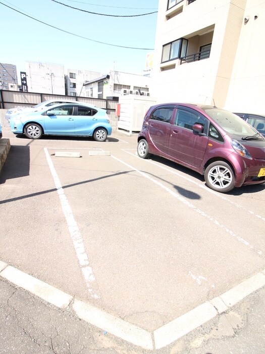 物件外観写真4　(駐車場)