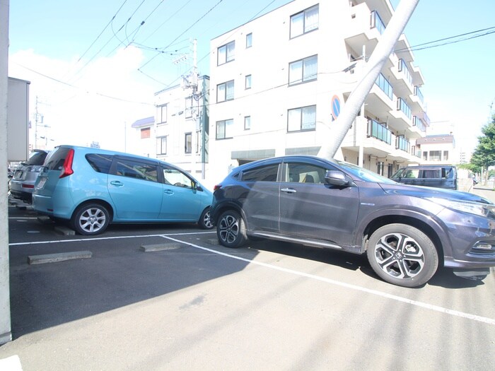 物件外観写真4　(駐車場)