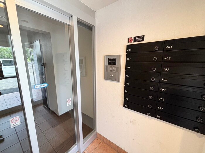 物件外観写真3　(エントランス部分)