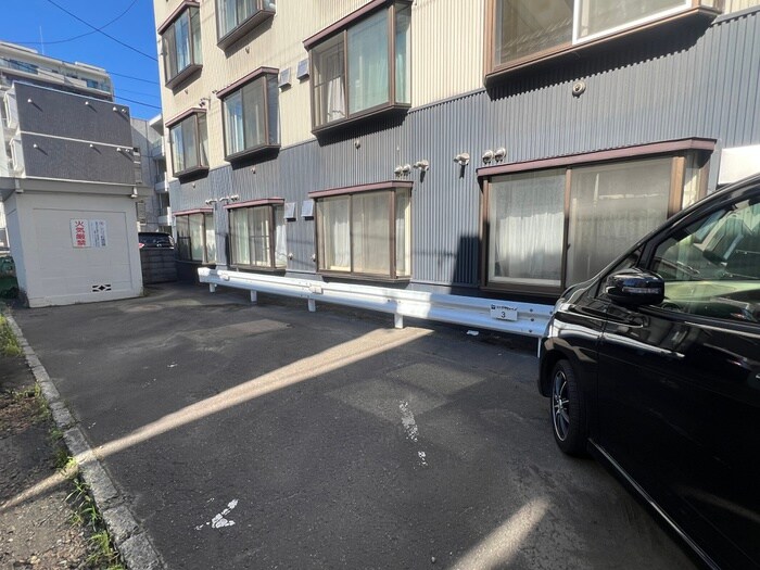 物件外観写真6　(駐車場)