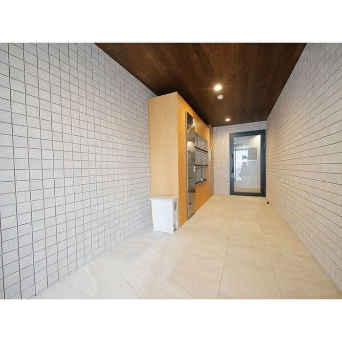 物件外観写真3　(エントランス部分)