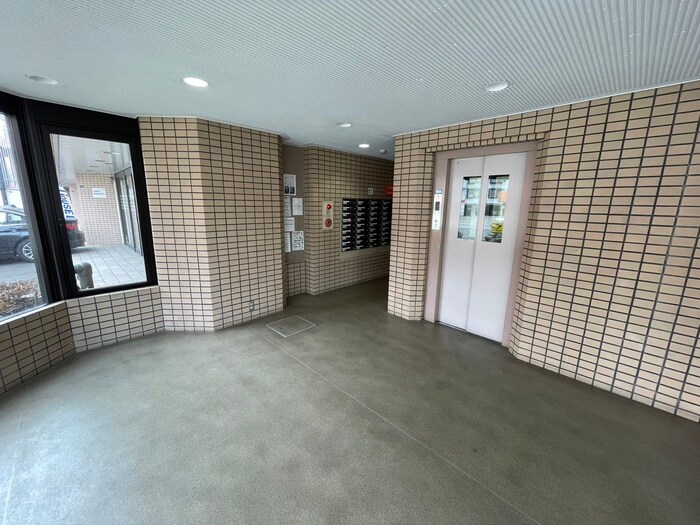 物件外観写真6　(エントランス部分)