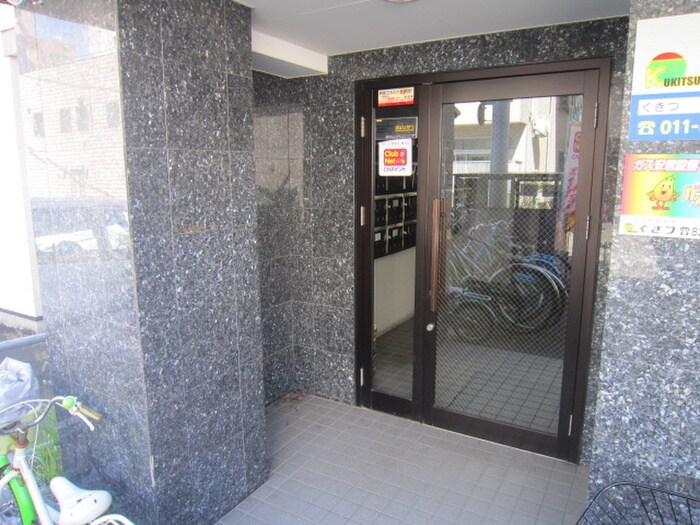 物件外観写真2　(エントランス部分)