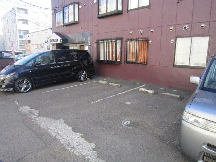 物件外観写真4　(駐車場)