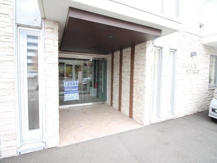 物件外観写真2　(エントランス部分)