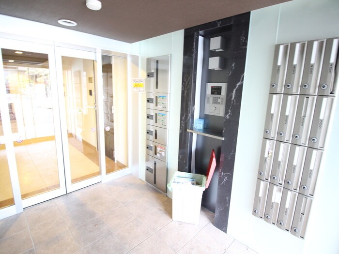 物件外観写真4　(エントランス部分)